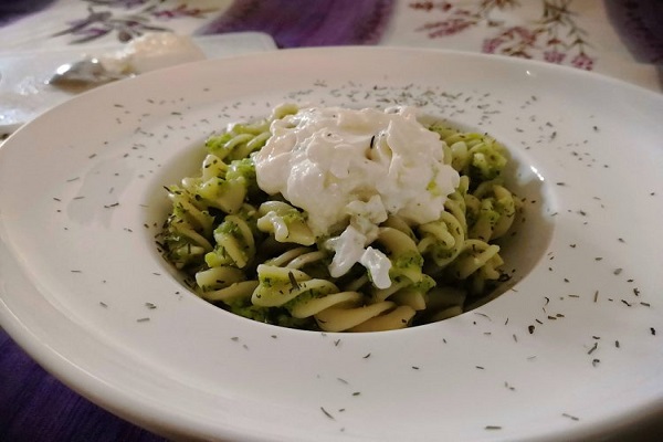 Pasta alla burrata e pesto