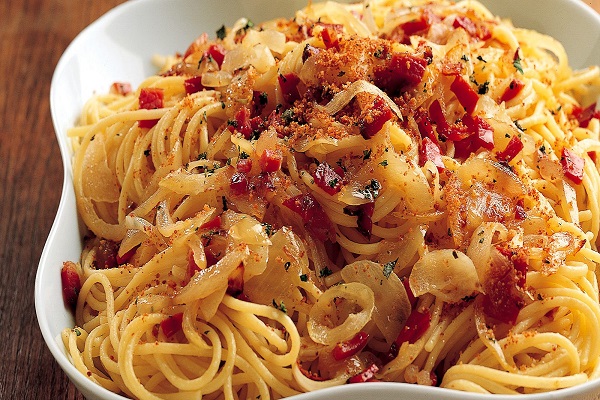 spaghetti pomodori e speck
