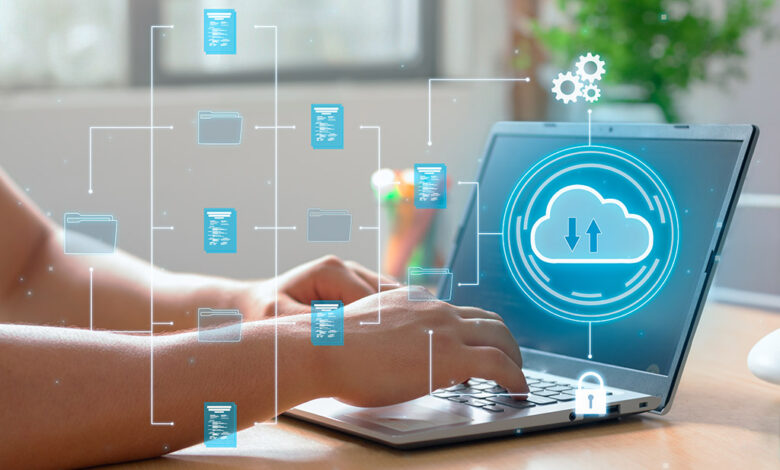 Mani di una persona su un notebook che sta utilizzando il coupon Nextcloud